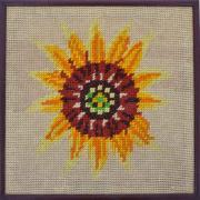 Lote 54 - QUADRO DECORATIVO - Com trabalho artesanal em lã, motivo "Sol", policromado. Moldura em madeira. Dim: 44x44 cm. Nota: sinais de manuseamento e desgastes