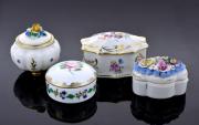 Lote 70 - CAIXAS EM PORCELANA - Conjunto composto por 4 caixas com tampa em porcelana. Decorações diversas em policromia com flores relevadas. Dim: 5x8x5,5 cm (maior). Nota: com marcas. Sinais de uso