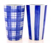 Lote 122 - VASOS EM CERÂMICA - Conjunto de 2 vasos em faiança com decorações em tons de azul. Dim: 21 cm (altura). Nota: sinais de uso