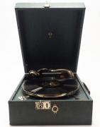 Lote 4030 - GRAFONOLA MUSICOR - grafonola de viagem da marca Musicor, modelo dos anos 1930, cabeça com agulha de leitura, com estojo de viagem. Inclui um disco. Dimensões: caixa fechada com 16,5x30,5x40 cm. A funcionar, ligeiras marcas