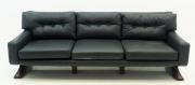 Lote 4040 - SOFÁ - sofá de três lugares em pele sintética preta, com cochins e encostos amovíveis, encostos com decoração capitoné, com pés em madeira. Dimensão: 220 cm de comprimento. Bom estado geral