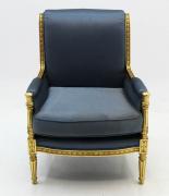 Lote 4063 - POLTRONA - em madeira maciça, pintada a fio de ouro, estofada com tecido de seda azul e almofada do assento amovível. Dim: 90x64x55 cm. Bem conservada