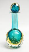Lote 4078 - MURANO - frasco em vidro lapidado de Murano, de cor azul e amarelo e corpo bojudo, made in Italy, marcado na base. Dimensão: 40x18ø cm. Bom estado