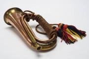 Lote 4116 - CORNETA - corneta vintage em cobre e latão, ornamentada com corda com berloques. Dimensão: 28 cm de comprimento, bocal 10,5ø cm. Pequenas marcas de uso