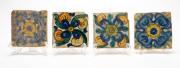 Lote 4122 - AZULEJOS SEC. XVII - conjunto de 4 azulejos sem vidrado com desenhos florais em tons de azul, verde, amarelo, laranja. Dimensão 11,5 x 11,5 cm. Apresentam falhas e defeitos