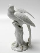 Lote 4172 - ARTIBUS, PÁSSARO EM PORCELANA - Decoração monocroma em branco com figura de pássaro em tronco. Marcada na base. Dimensões (apx.) : 19x11x11 cm. Ligeiras marcas