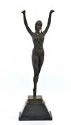 Lote 5012 - ESCULTURA EM BRONZE, ESTILO ART DÉCO - Em bronze patinado representando "Starfish dancer", bailarina dançando, assente em base de mármore preto. Assinada. Dimensões: 64x20x12 cm (base incluída). Múltiplo/Reprodução. Modelo de Demetre H. Chiparus (1886-1947). Nota: sinais de uso