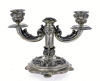 Lote 5024 - CANDELABRO EM PRATA PORTUGUESA 833 SÉC. XX - Candelabro de 2 lumes com fuste central com decoração vegetalista relevada e 2 braços recurvados com decoração vegetalista, arandelas recortadas e copos de velas em forma de flor. Conjunto assente e