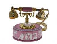 Lote 5038 - WEDGWOOD, TELEFONE VINTAGE - Modelo em porcelana marcada na base, Jasper, decoração em tom rosa com figuras clássicas em branco relevado e friso vegetalista. Telefone Made in England by Astral International, em metal dourado com disco táctil e