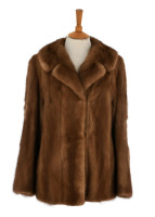 Lote 5056 - CASACO CURTO DE VISON - Modelo de senhora em pele de vison castanho claro, com etiqueta Ellis Barker Furs, Chester, anos 80/90, a apertar com 2 colchetes, 2 bolsos, gola com virados e interior com forro castanho bordado. Tamanho M/L. Nota: sem