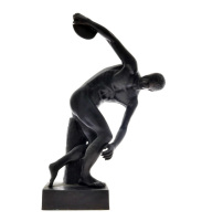 Lote 5077 - ESCULTURA EM BRONZE SÉC. XIX/XX - Representando figura grega olímpica de homem nu no lançamento do disco. Em base também de bronze. Dim. 46x23x13 cm. Nota: bem conservado. Não assinado