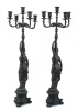 Lote 5099 - PAR DE CANDELABROS DE 5 LUMES EM BRONZE SÉC. XIX/XX- Decoração profusa com figura de mulher Romana assente em base redonda com tripé em formato de voluta e com saial inferior recortado. Dim. 76x26cm. Nota: bem conservado - 4