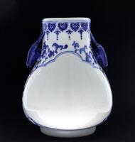 Lote 5148 - JARRA EM PORCELANA CHINESA - Formato bojudo, marcada na base, com decoração vegetalista azul em fundo branco, pegas em forma de cabeças de animais. Dim: 32 cm de altura. Nota: sinais de uso