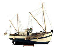 Lote 5242 - TRAINEIRA EM MADEIRA - Modelo de embarcação de pesca com decoração policromada, assente sobre estrutura em madeira, com aplicações em rede, metal, tecido e corda. Dim: 73x79x14 cm (aprox. conjunto). Nota: sinais de manuseamento e armazenamento