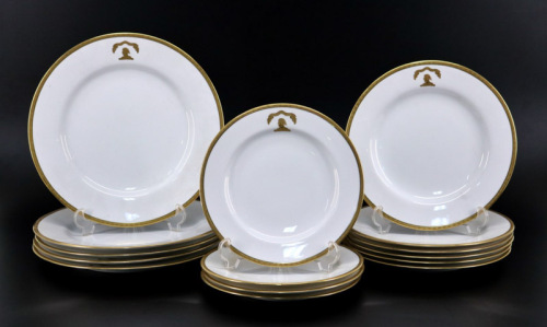 Lote 5308 - T. GOODE & Cº LONDON / SPODE COPELAND CHINA ENGLAND, PRATOS EM PORCELANA - Conjunto de 14 pratos marcados na base, decoração em dourado com busto e friso, composto por 5 pratos rasos, 6 de sobremesa e 4 de doce. Dim: 26,5 cm, 23 cm e 20 cm. No