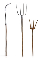 Lote 5557 - CONJUNTO DE UTENSÍLIOS DE CAMPO RURAIS - Composto por forcado em madeira com 4 dentes (usados nas eiras, dim: 130 cm); Forquilha em madeira de 4 dentes (dim: 190 cm) e utensílio em ferro forjado com cabo em madeira (utilizado para tirar as br