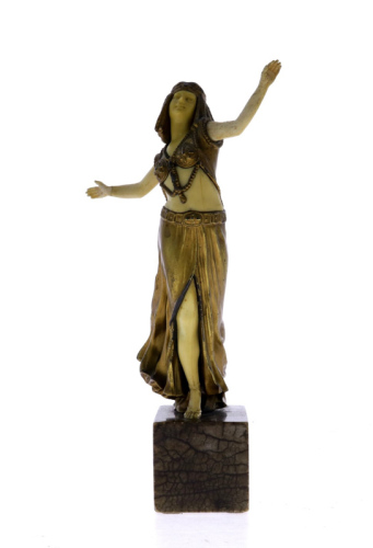 Lote 5639 - DANÇARINA EXÓTICA, ESCULTURA ART-DECO - Em bronze dourado e marfinite, representando figura de dançarina, assente em base de mármore. Dim: 30 cm (com base). Nota: sinais de manuseamento e ligeiras falhas. Mão restaurada e colada