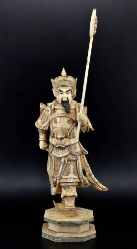 Lote 5009 - FIGURA DE GUERREIRO GUAN YU CHINÊS EM OSSO (SÉC. XIX/XX) - Assinado com símbolo de caracteres chineses. Decoração policromada com riquíssimo padrões geométricos relevados e grafitados. Assente em base octogonal trabalhada. Proveniente de anti