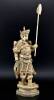 Lote 5009 - FIGURA DE GUERREIRO GUAN YU CHINÊS EM OSSO (SÉC. XIX/XX) - Assinado com símbolo de caracteres chineses. Decoração policromada com riquíssimo padrões geométricos relevados e grafitados. Assente em base octogonal trabalhada. Proveniente de anti - 2