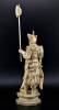 Lote 5009 - FIGURA DE GUERREIRO GUAN YU CHINÊS EM OSSO (SÉC. XIX/XX) - Assinado com símbolo de caracteres chineses. Decoração policromada com riquíssimo padrões geométricos relevados e grafitados. Assente em base octogonal trabalhada. Proveniente de anti - 3