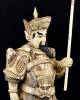 Lote 5009 - FIGURA DE GUERREIRO GUAN YU CHINÊS EM OSSO (SÉC. XIX/XX) - Assinado com símbolo de caracteres chineses. Decoração policromada com riquíssimo padrões geométricos relevados e grafitados. Assente em base octogonal trabalhada. Proveniente de anti - 4