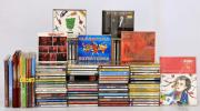 Lote 20 - CD´S DE MÚSICA, GRANDE CONJUNTO - Composto de cerca de 140 cd´s dos mais variados estios musicais de autores como Mozart, Bach, José Carreras, Whitney Houston, Vaya com Dyos, Olivia Newton John, João Braga, Bob Marley, Elton John muitos outros conforme fotos. Nota: não testados, alguns nunca abertos