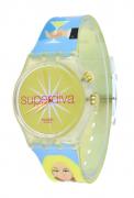 Lote 125 - SWATCH, RELÓGIO DE PULSO - Modelo Superdiva GT900, original. Caixa em plástico com 34 mm e bracelete em plástico. Movimento de quartzo. Mostrador sem marcadores com iluminação. Relógio idêntico à venda por € 65. Nota: sinais de uso, a funcionar. Consultar valor indicativo em https://www.squiggly.pt/pt/swatch-superdiva-gt900.htm