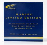 Lote 7 - SUBARU 1/43 - Limited edition. Comemorativo do rally da Grã Bretanha 2000, ganho por Richard Burns. Subaru wrc 2000 Burns/Reid. Com caixa de acrilico e resguardo