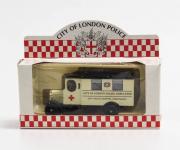 Lote 131 - LLEDO - “City of London police”. Ambulância “Childreen’s fund” 1/43. Com caixa