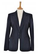 Lote 68 - AQUASCUTUM LONDON, CASACO - Modelo de senhora em tecido azul escuro com risca, 100% lã, a apertar com 1 botão, 2 bolsos de pala, botões nos punhos e interior com forro azul escuro. Tamanho M. Nota: sem uso, com etiqueta e botões extra. Marca inglesa de prestígio e uma das mais conceituadas marcas de alta qualidade