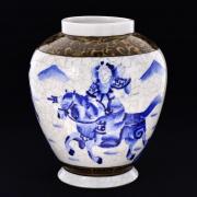 Lote 48 - POTE EM PORCELANA DE MACAU - Decoração a azul com guerreiros e faixas a castanho. Dim: 18 cm. Nota: marcado na base