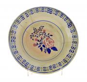 Lote 100 - PRATO EM FAIANÇA PORTUGUESA SÉC. XIX - Decoração floral em tons de rosa e azul. Dim: 31,5 cm. Nota: apresenta colagens