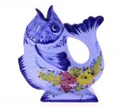 Lote 117 - FAIANÇA DE ALCOBAÇA, JARRA - Em forma de peixe com decoração policromada em campo azul. Dim: 26 cm (altura). Nota sinais de uso e colagem no bocal. Marcada