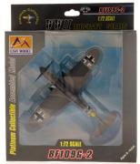 Lote 15 - BF109G-2, MINIATURA DE AVIÃO - Modelo miniatura de Avião. Miniatura Escala 1:72. Em plástico cinzento e outros. Da marca Easy Model. WII Aircraft series. Platinum collectible Assembled model. Expositor incluido. Nota: embalado em caixa original em bom estado