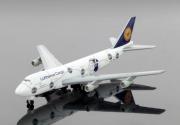 Lote 234 - MINIATURA BOING 747-200 - LUFTHANSA CARGO - Reprodução em metal de avião comercial de transporte de produtos da companhia aérea alemã Lufthansa. Dim: 15 cm de comprimento. Nota: pontuais desgastes