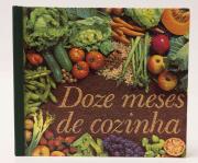 Lote 230 - DOZE MESES DE COZINHA - Livro da Seleções do Reader´s Digest com técnica de culinária de Maria de Loudes Modesto. Edição em capa dura. Dim: 27x23 cm. Sinais de manuseamento