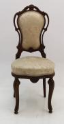 Lote 235 - CADEIRA DE QUARTO - Cadeira em madeira, estofada a tecido de seda bege, com motivos florais e remates em passamanaria. Dim:93x40x32 cm. Bom estado