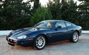 Lote 6073 - JAGUAR - Modelo XKR Sports Coupé, ano 2000, azul, 168.531 Km, 3.996 c.c., 363 c.v., combustível gasolina. Veículo nacional com registo e matrícula portugueses. Veículo idêntico à venda por € 29.990. Nota: veículo com garantia de 12 meses dada pelo vendedor e livro de revisões até aos 159.672 km Consultar valor indicativo em http://www.filipefrazaoautomoveis.pt/viatura/Jaguar-XKR-40-Coupe-Supercharged-V8/1505591