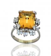 Lote 6090 - ALTA JOALHARIA INTERNACIONAL, ANEL DE TOPÁZIO IMPERIAL VINTAGE (14.20 CT) E DIAMANTES EM OURO 18 KT - Toque 750. Anel cravejado com gigantesco e raro topázio Imperial de 14.20 ct aprox. em talhe esmeralda de elevada pureza e 42 diamantes de elevada pureza VVS e cores (D-F) em talhe brilhante redondo e talhe baguete (1.00ct). Anel idêntico com 12.00ct (- 2.00ct) à venda por € 13.629. Peso: 10.85 g. Tam: 22. Preço de carat internacional ronda os € 908 o carat. Peso de gema aproximado. 