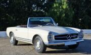 Lote 6069 - MERCEDES - Modelo 230 SL W113 Roadster, ano 1966, beige, 40.748 Km, 2.308 c.c., 150 c.v., combustível gasolina, caixa manual. Veículo com registo e matrícula Belgas. Veículo acompanhado de uma avaliação de € 160.000 efectuada em 2017 pela Maikel de Munnik. Veículo idêntico à venda por € 219.651 (£ 185.000). Nota: veículo totalmente restaurado em 2019 em Estado de Concurso. Consultar valor indicativo em https://www.carandclassic.co.uk/car/C1015806