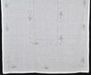 Lote 2 - TOALHA DE LINHO COM BORDADOS - Toalha de mesa em tecido de linho branco, bordada à mão em linha branca e bege com desenho de flores e laços, remate em ponto ajour. Dim: 170x260 cm. Nota: sem uso