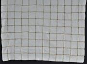 Lote 3 - TOALHA DE LINHO COM RENDA DE CROCHET - Toalha em tecido de linho branco e renda de crochet feita à mão em linha bege, padrão em quadrícula. Dim: 145x180 cm. Nota: sem uso