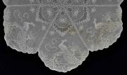 Lote 7 - TOALHA DE RENDA DE CROCHET - Toalha de mesa em renda de crochet feita à mão, linha branca com desenho de flores e pavões, remate recortado. Dim: 190 cm de diâmetro. Nota: sinais de uso, com manchas