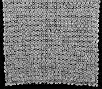 Lote 20 - TOALHA DE RENDA DE CROCHET - Toalha de mesa em renda de crochet feita à mão, linha branca com rosetas em quadrícula, remate recortado. Dim: 160x2370 cm. Nota: pequenos sinais de uso