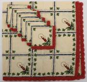 Lote 60 - TOALHA E GUARDANAPOS - Conjunto de 7 peças, toalha de mesa e 6 guardanapos em tecido de padrão natalício de tom bege, vermelho e verde, com remate em renda de crochet vermelha. Dim: 120x120 cm e 41x41 cm. Nota: sem uso