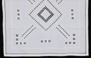 Lote 61 - TOALHA DE LINHO COM BORDADOS - Toalha de mesa em tecido de linho branco, bordada em linha branca com desenho geométrico. Dim: 83x83 cm. Nota: sem uso
