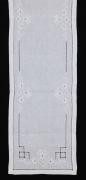 Lote 69 - NAPERON DE LINHO COM BORDADOS - Naperon de mesa em tecido de linho branco, bordado à mão com desenho floral em linha branca. Dim: 37x126 cm. Nota: sem uso, pequena mancha de estar guardada