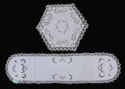 Lote 73 - NAPERONS DE LINHO COM BORDADOS E RENDAS - Conjunto de 2 naperons de mesa em tecido de linho branco, bordado à mão com desenho floral em linha branca, formatos desiguais, com entremeios de renda de crochet em linha branca. Dim: 33x128 cm e 58 cm de diâmetro. Nota: sem uso