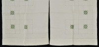 Lote 79 - ALMOFADAS EM LINHO COM BORDADOS - Par de almofadas em tecido de linho branco, bordadas à mão em linha verde e ponto ajour, com botões de madrepérola. Dim: 50x68 cm. Nota: sem uso