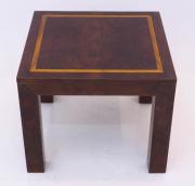 Lote 2 - MESA DE APOIO - mesa de apoio a sofá, de tampo quadrado, em madeira folheada a raíz de nogueira, com filete embutido. Dimensão: 44,5x55x55 cm. Sinais de uso